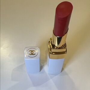 CHANEL Luxurious Scarlet Lipstick